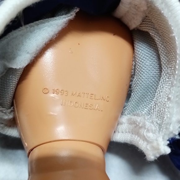 Barbie doll with the jumpsuit gloves and sneakers articulating vintage 1993 - Picture 8 of 9